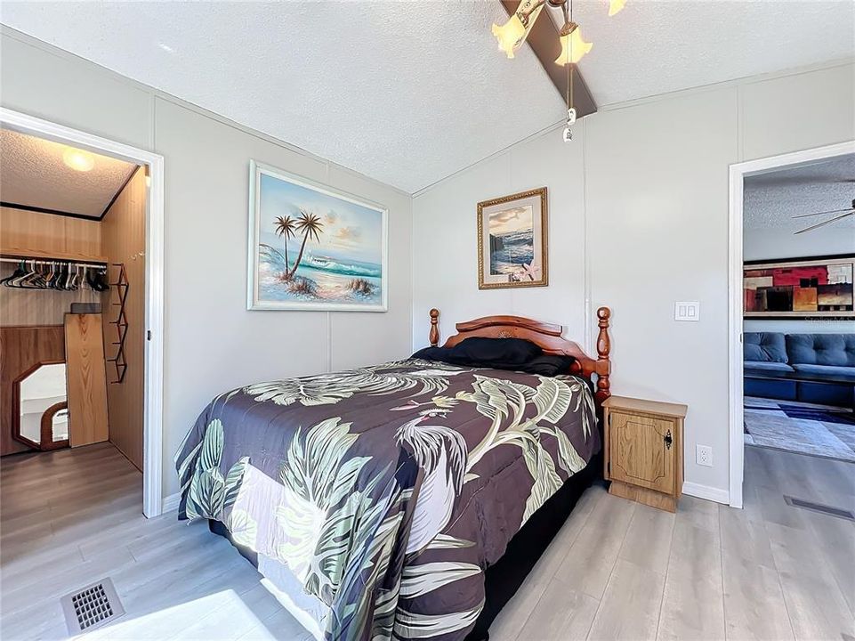 For Sale: $224,900 (2 beds, 2 baths, 1080 Square Feet)