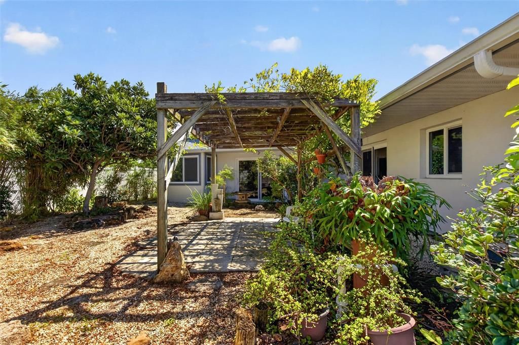 For Sale: $819,900 (3 beds, 2 baths, 1568 Square Feet)