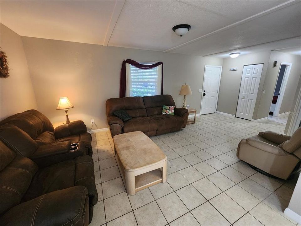 For Rent: $1,700 (4 beds, 1 baths, 1234 Square Feet)