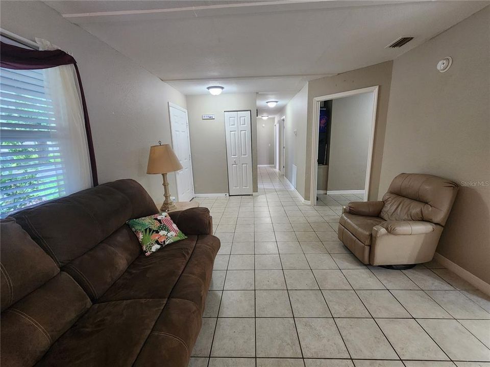 For Rent: $1,700 (4 beds, 1 baths, 1234 Square Feet)