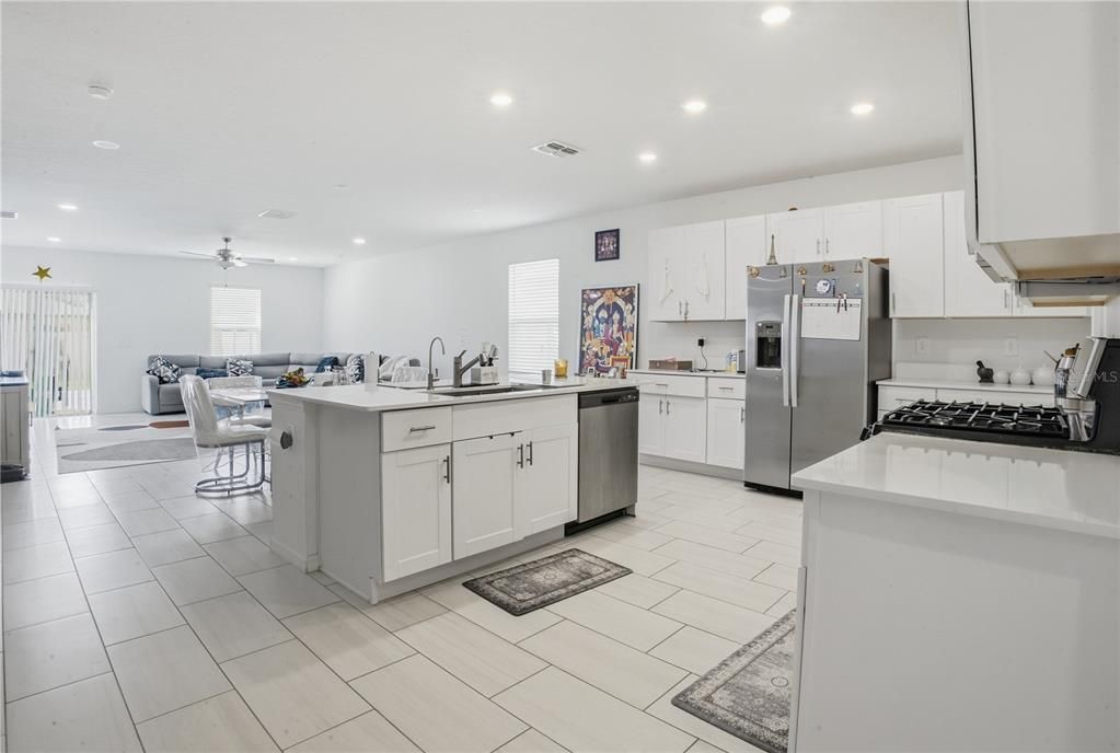 For Sale: $499,999 (5 beds, 2 baths, 2896 Square Feet)