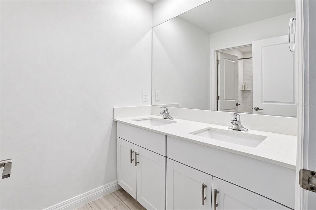 For Sale: $499,999 (5 beds, 2 baths, 2896 Square Feet)