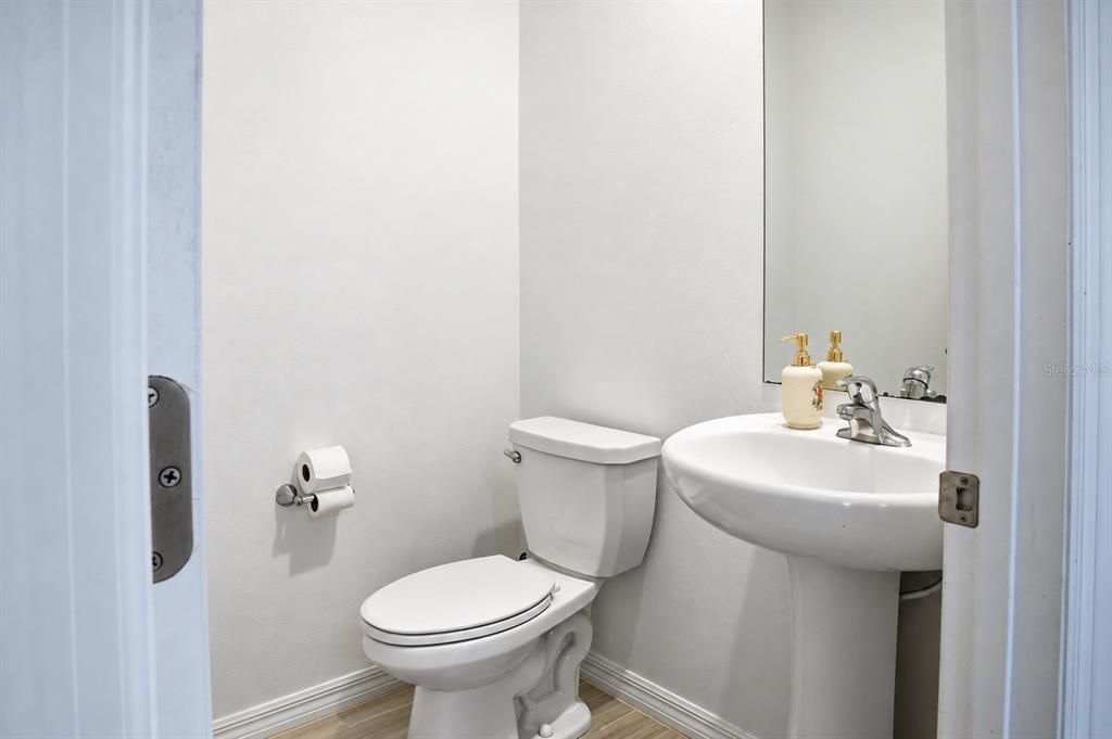 For Sale: $499,999 (5 beds, 2 baths, 2896 Square Feet)