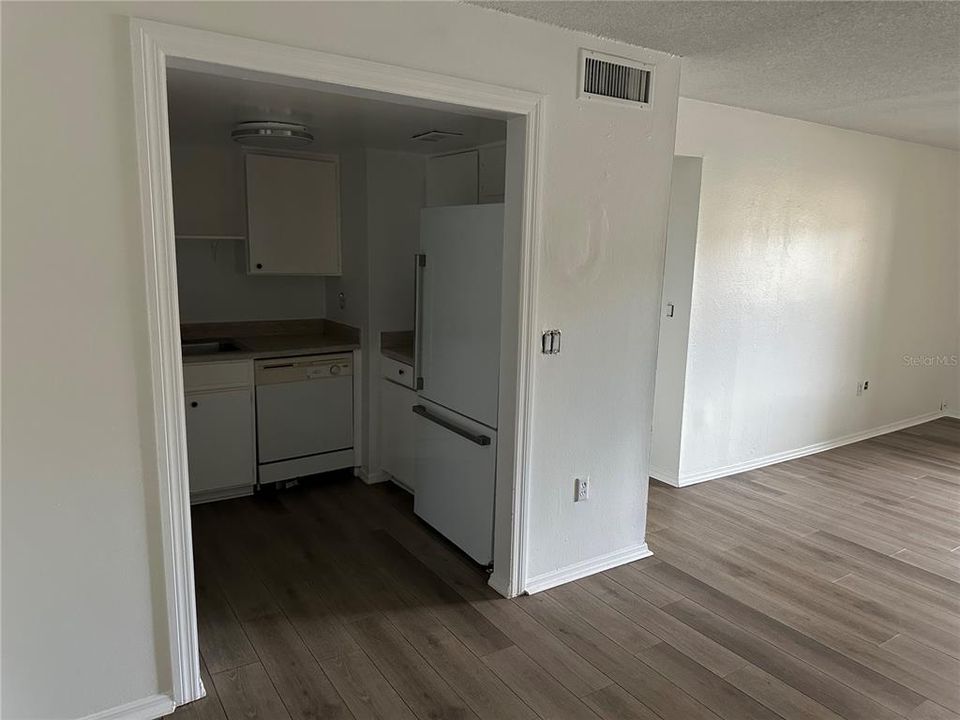 For Sale: $110,000 (2 beds, 1 baths, 826 Square Feet)