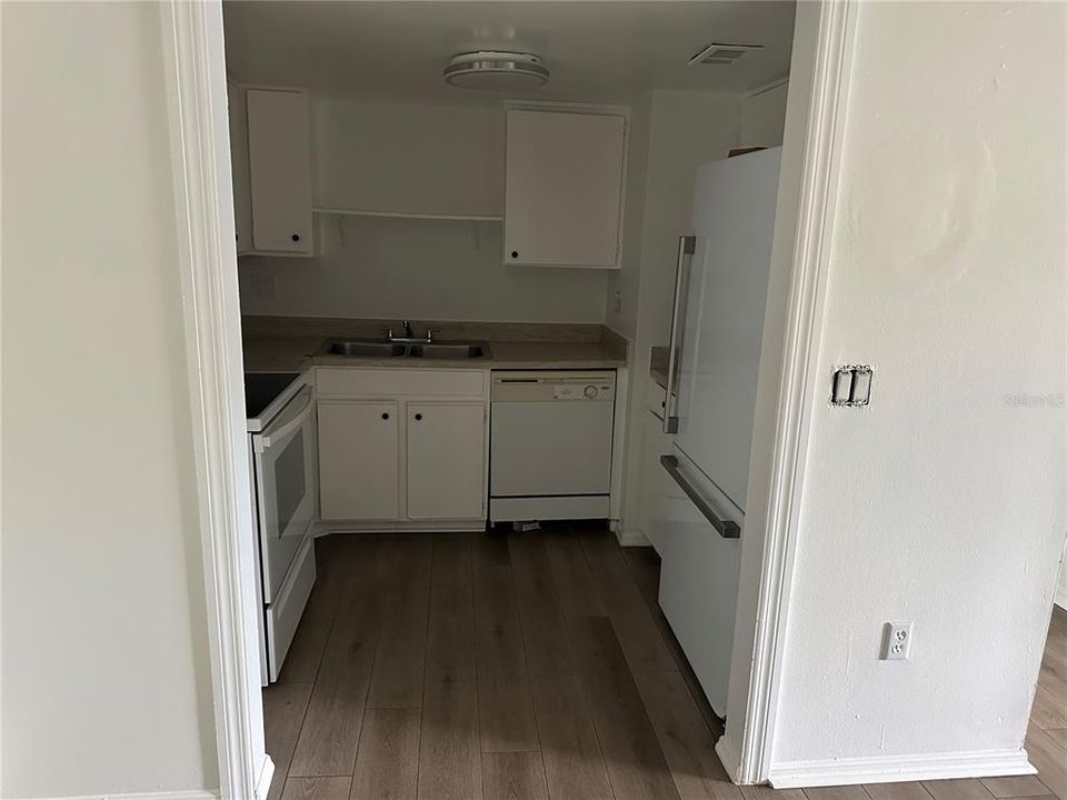 For Sale: $110,000 (2 beds, 1 baths, 826 Square Feet)