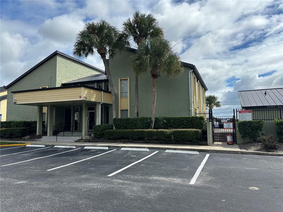 For Sale: $110,000 (2 beds, 1 baths, 826 Square Feet)