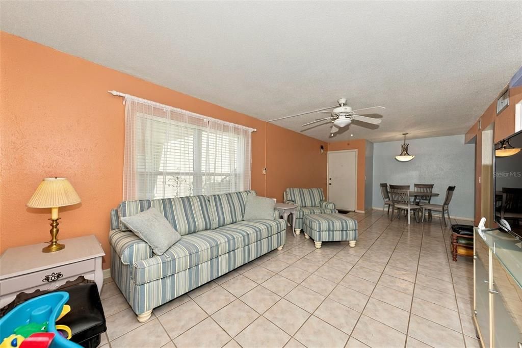 For Sale: $123,000 (2 beds, 1 baths, 813 Square Feet)
