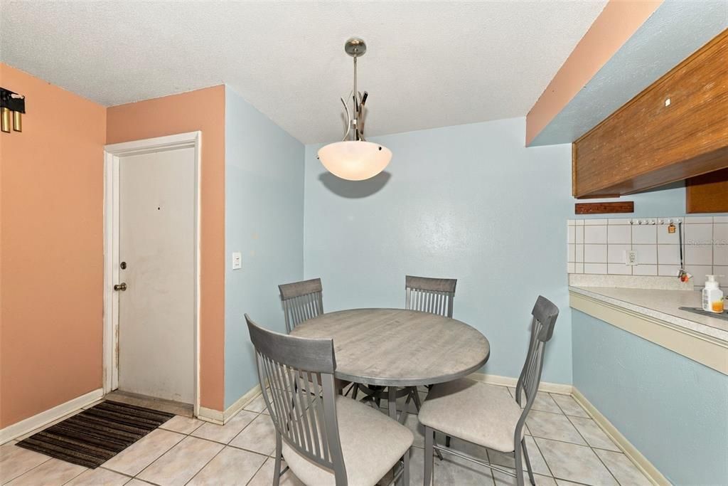 For Sale: $123,000 (2 beds, 1 baths, 813 Square Feet)