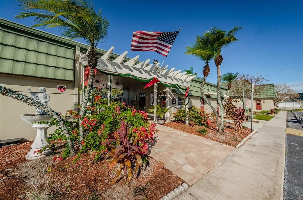 For Sale: $123,000 (2 beds, 1 baths, 813 Square Feet)