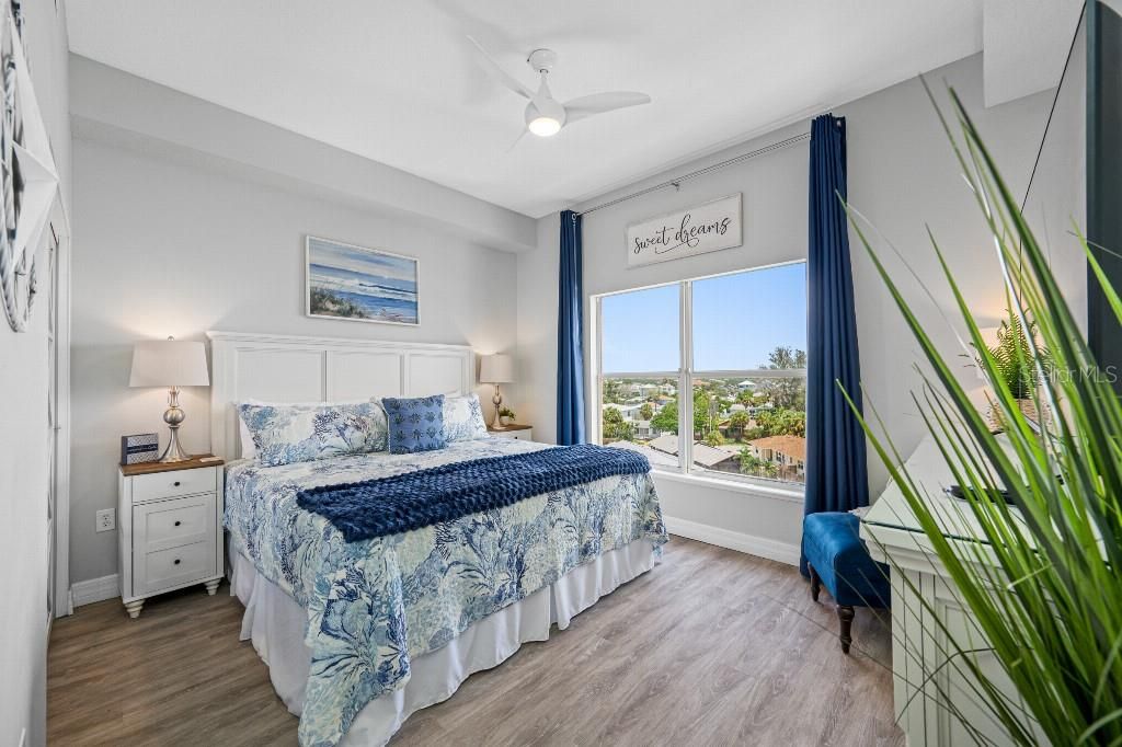 For Sale: $575,000 (2 beds, 2 baths, 734 Square Feet)