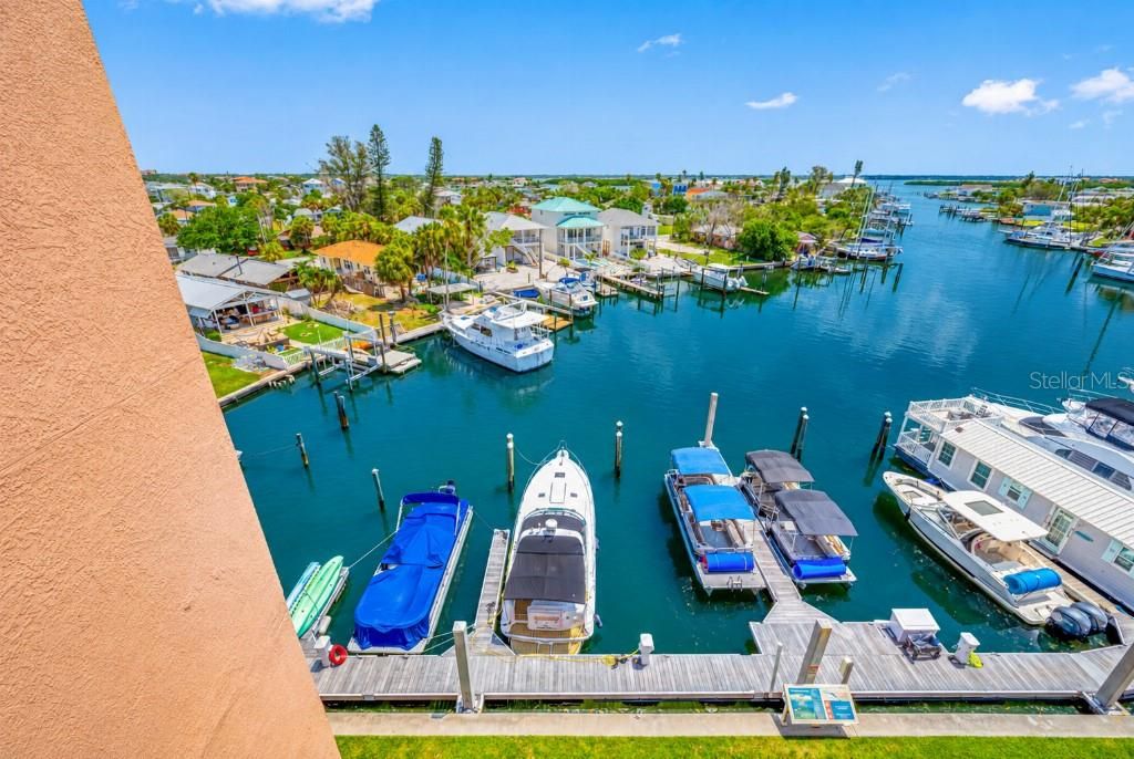 For Sale: $575,000 (2 beds, 2 baths, 734 Square Feet)