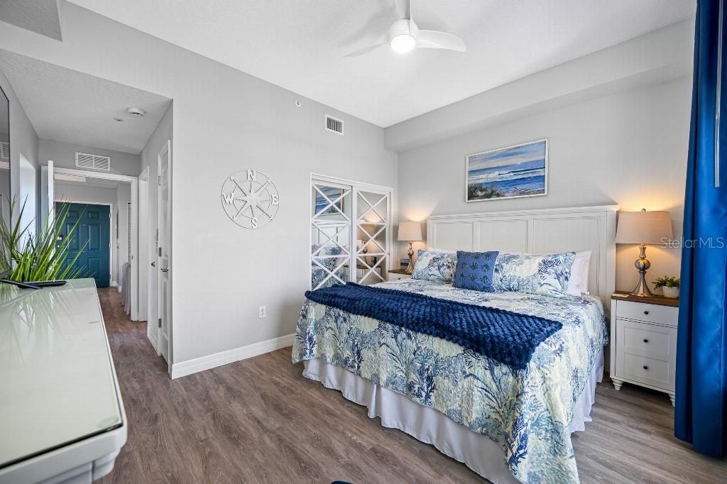 For Sale: $575,000 (2 beds, 2 baths, 734 Square Feet)