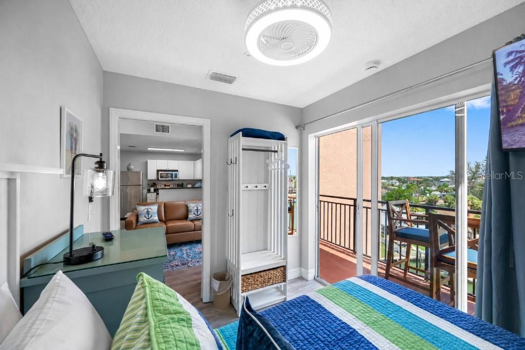 For Sale: $575,000 (2 beds, 2 baths, 734 Square Feet)