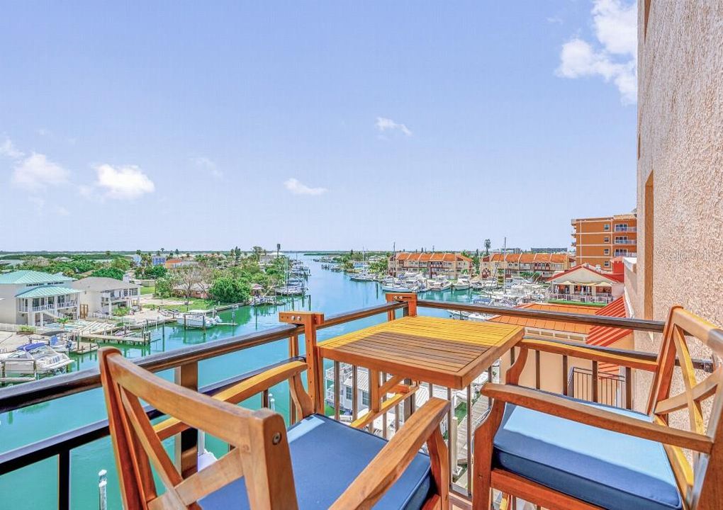 For Sale: $575,000 (2 beds, 2 baths, 734 Square Feet)