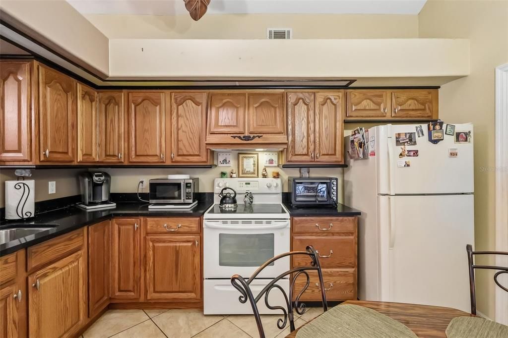 Active With Contract: $299,900 (2 beds, 2 baths, 1148 Square Feet)
