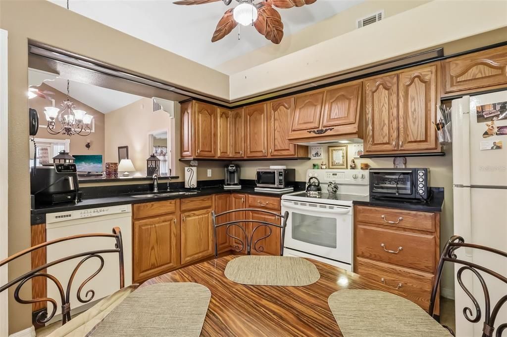 Active With Contract: $299,900 (2 beds, 2 baths, 1148 Square Feet)
