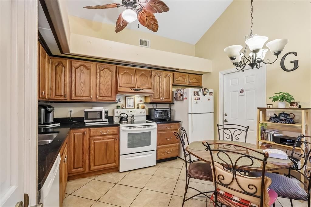 Active With Contract: $299,900 (2 beds, 2 baths, 1148 Square Feet)