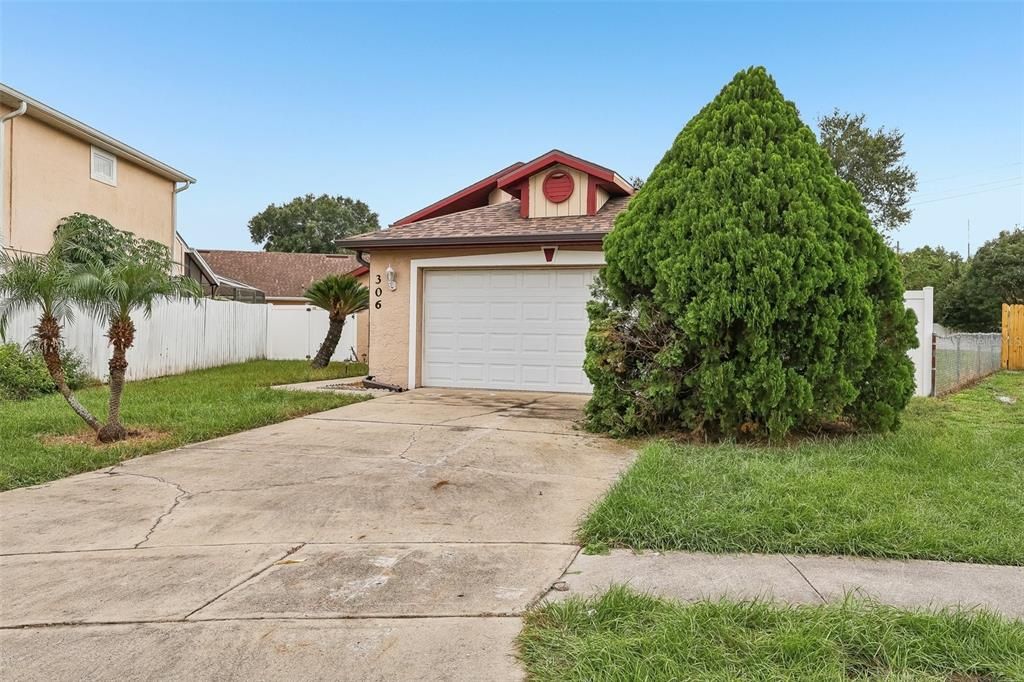 Active With Contract: $299,900 (2 beds, 2 baths, 1148 Square Feet)