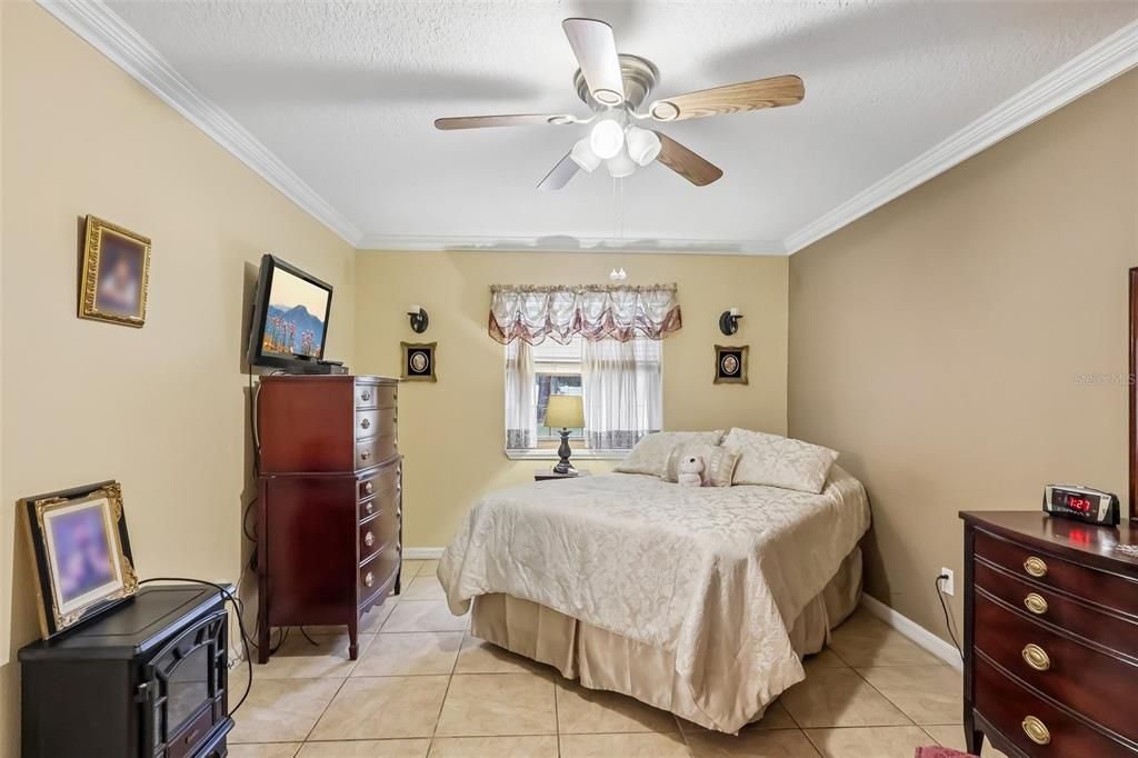 Active With Contract: $299,900 (2 beds, 2 baths, 1148 Square Feet)