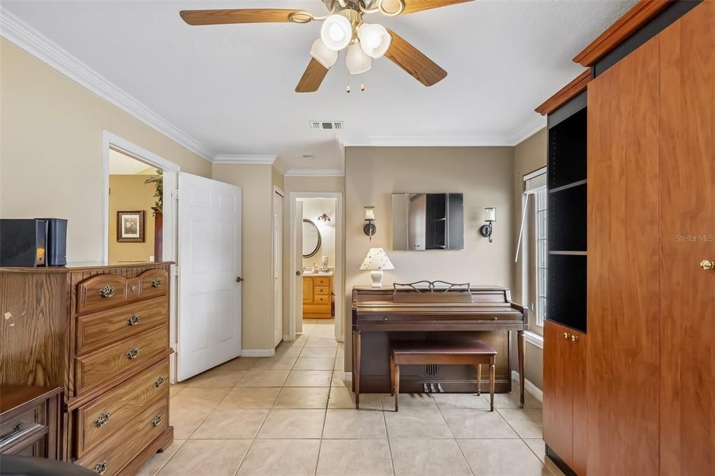 Active With Contract: $299,900 (2 beds, 2 baths, 1148 Square Feet)