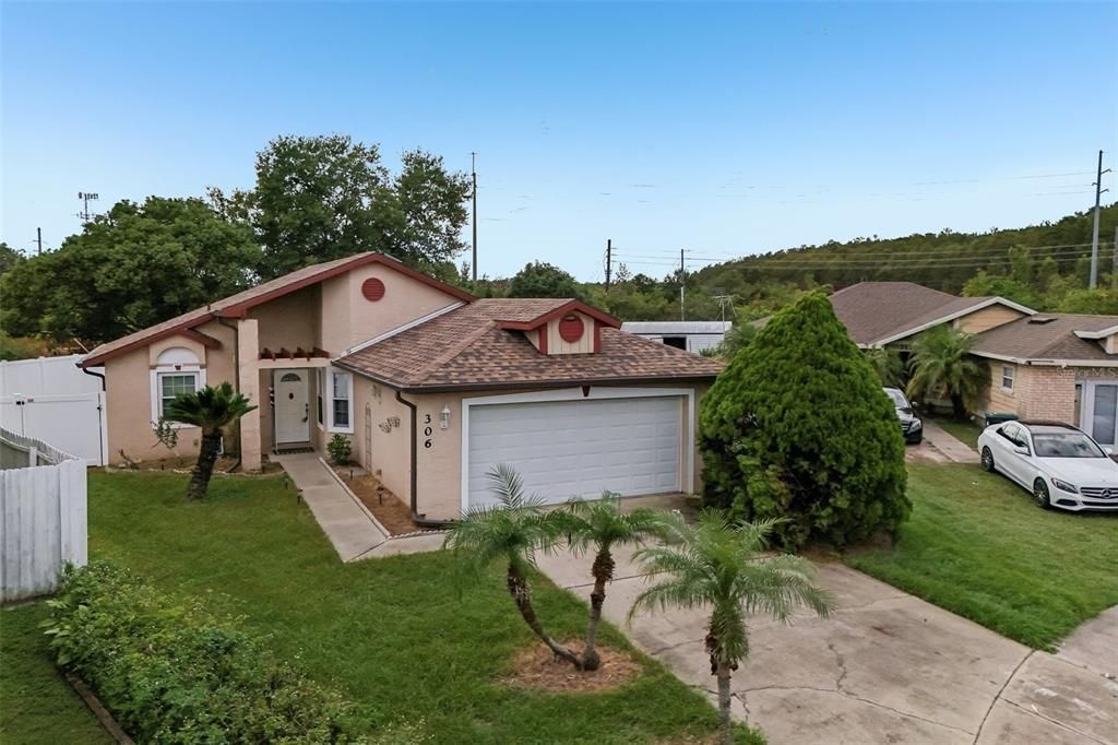 Active With Contract: $299,900 (2 beds, 2 baths, 1148 Square Feet)
