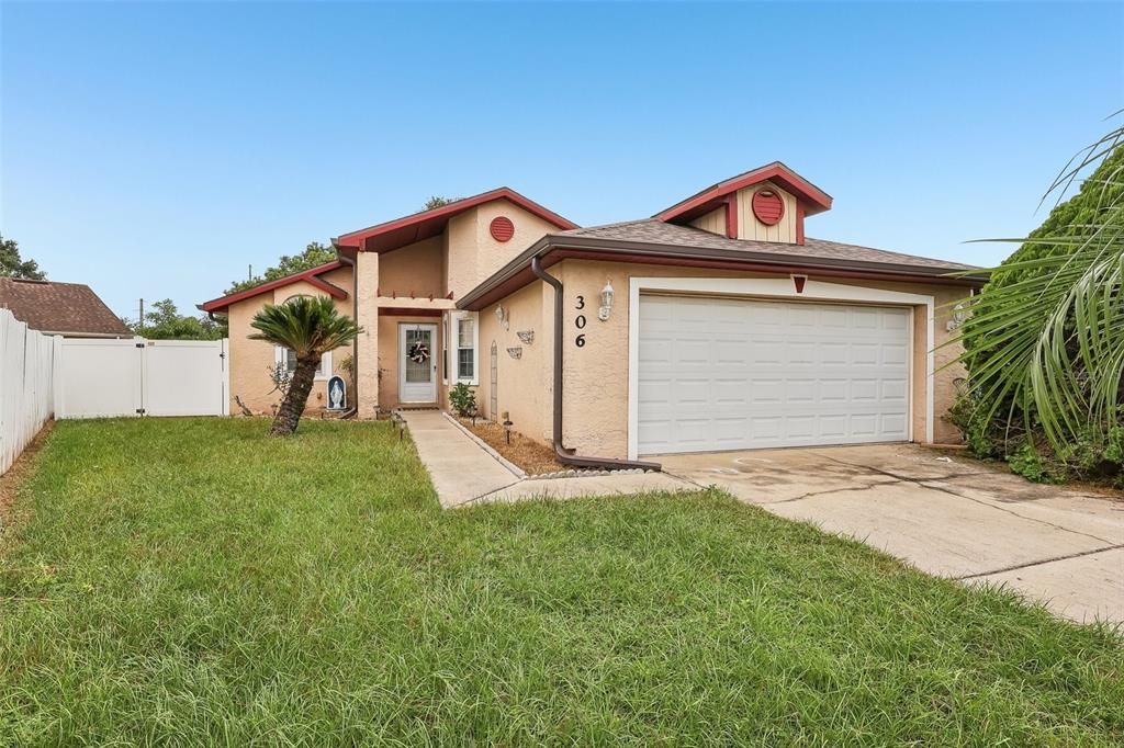 Active With Contract: $299,900 (2 beds, 2 baths, 1148 Square Feet)