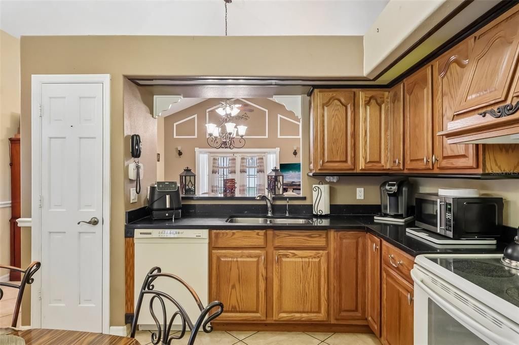 Active With Contract: $299,900 (2 beds, 2 baths, 1148 Square Feet)