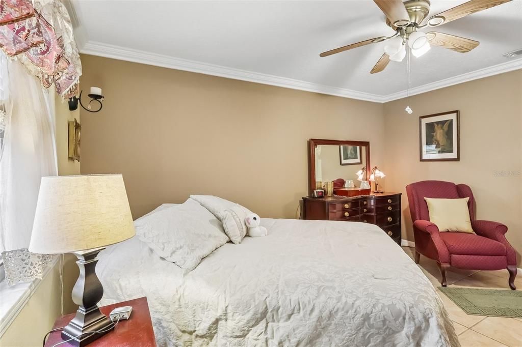 Active With Contract: $299,900 (2 beds, 2 baths, 1148 Square Feet)
