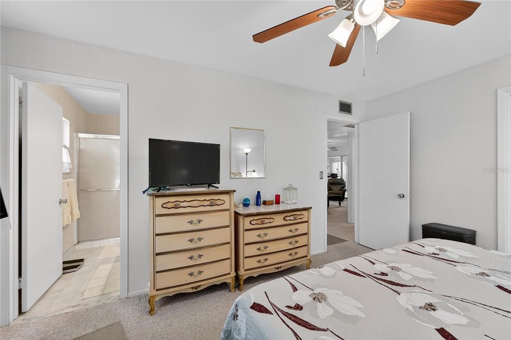For Sale: $210,000 (2 beds, 2 baths, 1266 Square Feet)