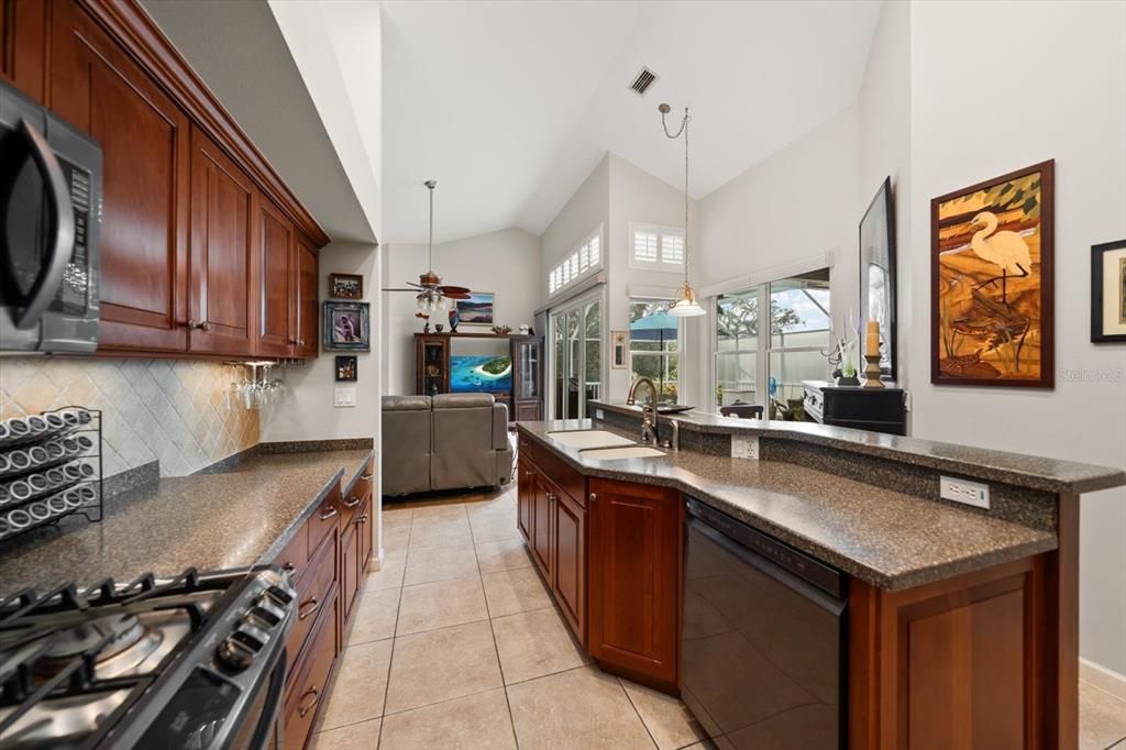 En Venta: $575,000 (4 camas, 2 baños, 2001 Pies cuadrados)