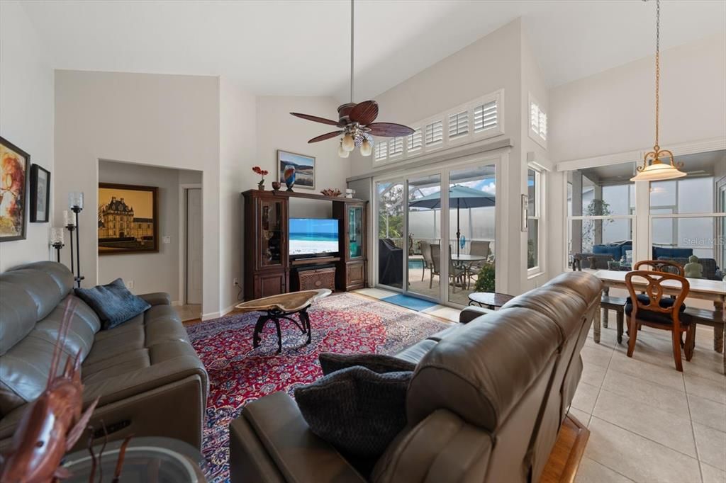 En Venta: $575,000 (4 camas, 2 baños, 2001 Pies cuadrados)