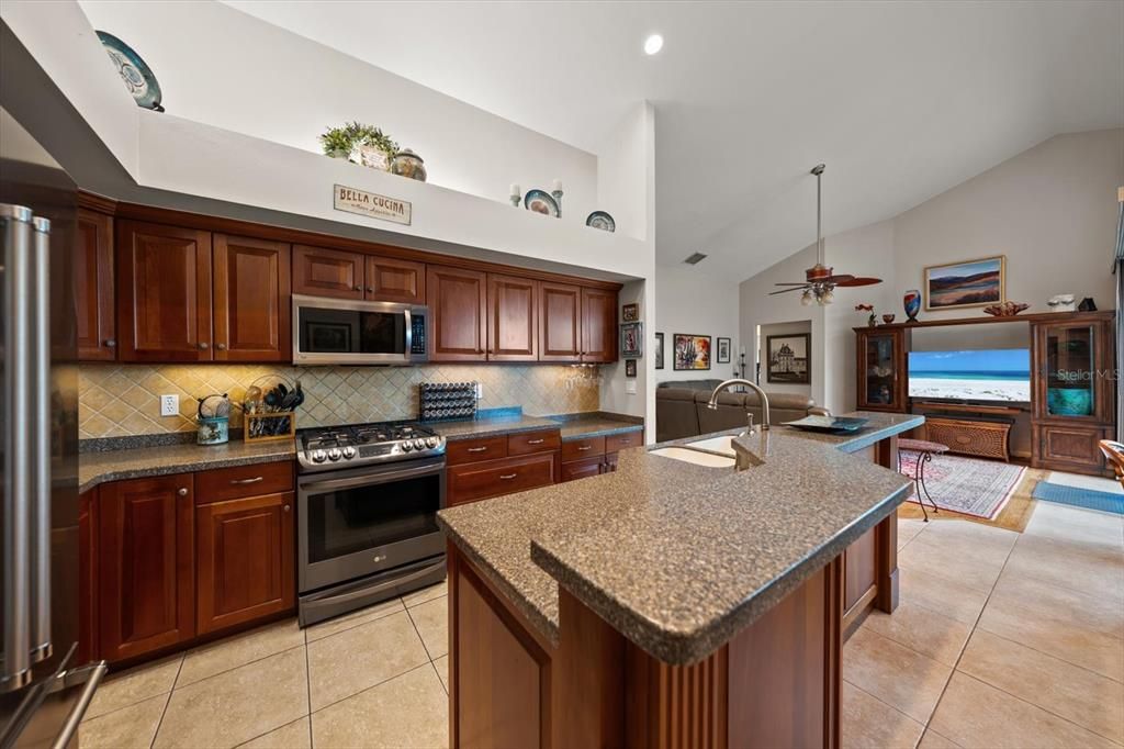 En Venta: $575,000 (4 camas, 2 baños, 2001 Pies cuadrados)