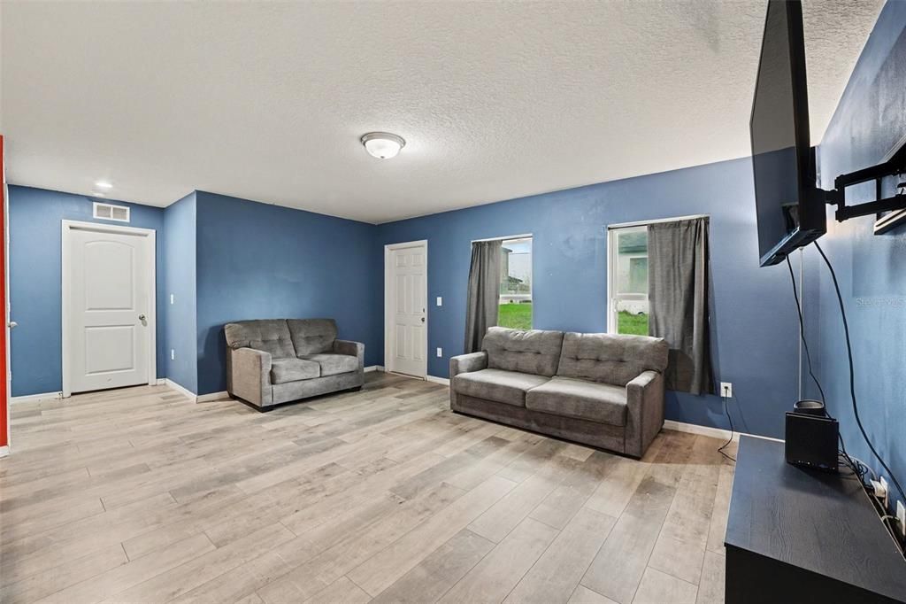 Active With Contract: $185,000 (4 beds, 2 baths, 1414 Square Feet)