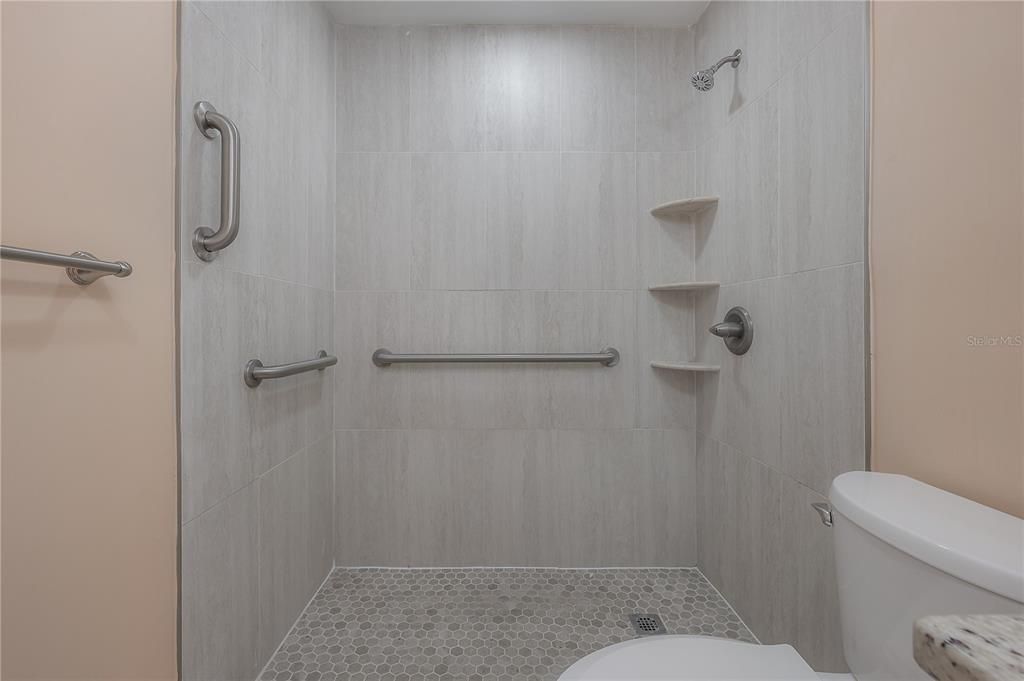 For Sale: $114,900 (2 beds, 1 baths, 874 Square Feet)