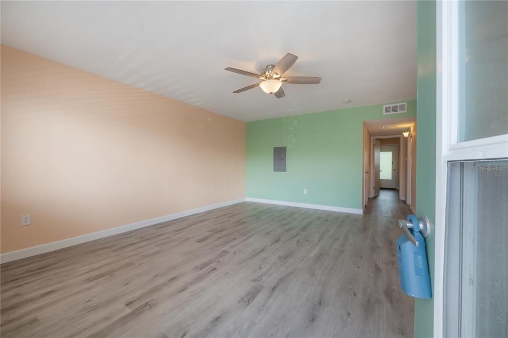 For Sale: $114,900 (2 beds, 1 baths, 874 Square Feet)