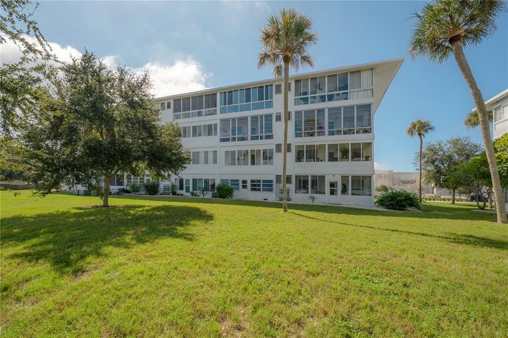For Sale: $114,900 (2 beds, 1 baths, 874 Square Feet)