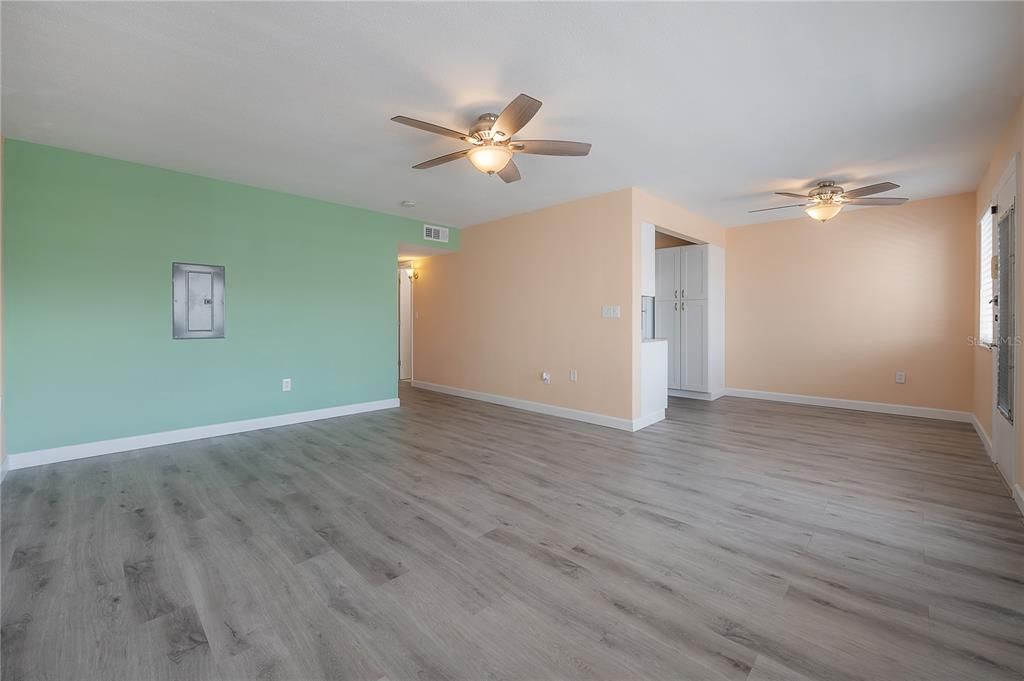 For Sale: $114,900 (2 beds, 1 baths, 874 Square Feet)