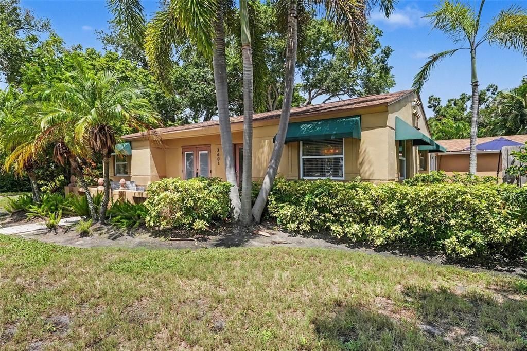Active With Contract: $799,900 (0.25 acres)