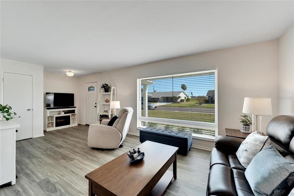 For Sale: $209,000 (2 beds, 1 baths, 1221 Square Feet)
