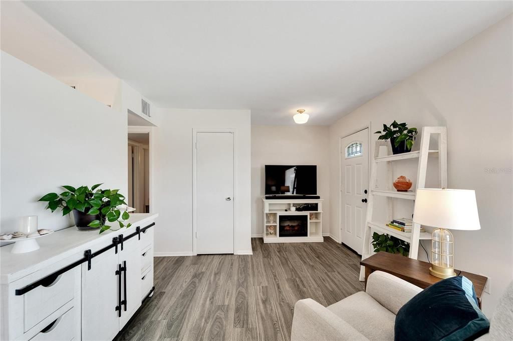 For Sale: $209,000 (2 beds, 1 baths, 1221 Square Feet)