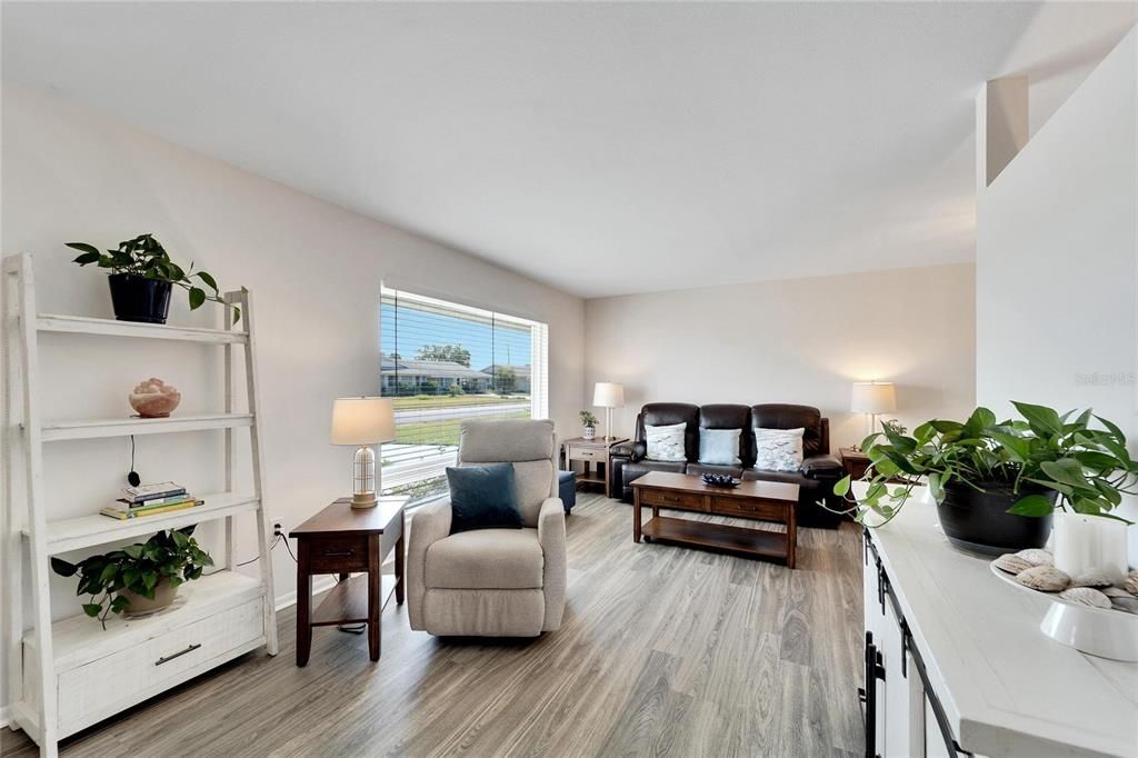 For Sale: $209,000 (2 beds, 1 baths, 1221 Square Feet)