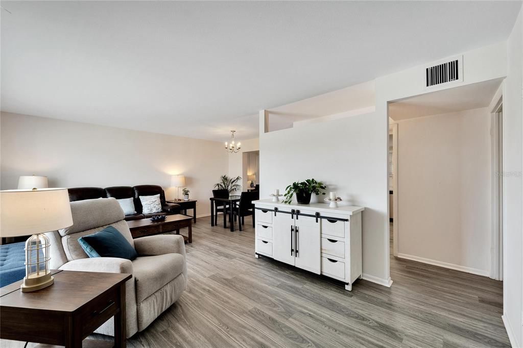 For Sale: $209,000 (2 beds, 1 baths, 1221 Square Feet)