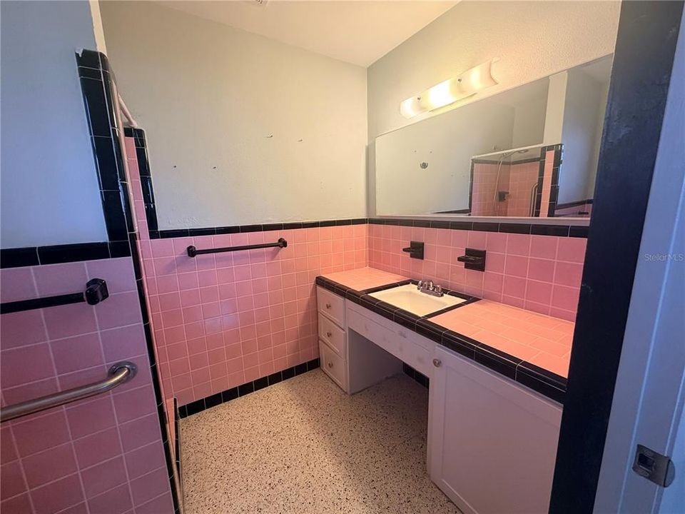For Rent: $2,200 (4 beds, 2 baths, 1807 Square Feet)
