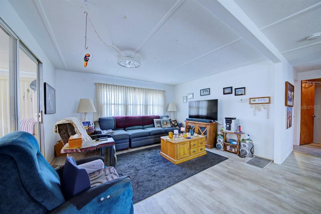 На продажу: $163,000 (2 спален, 1 ванн, 912 Квадратных фут)