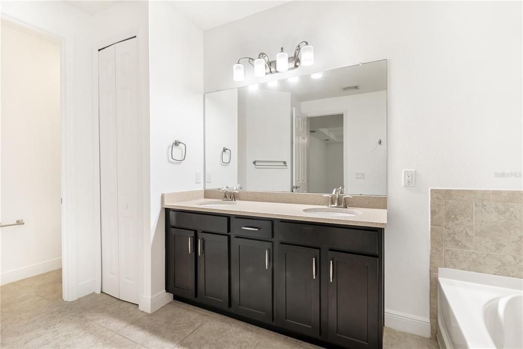 For Sale: $712,900 (4 beds, 3 baths, 2551 Square Feet)