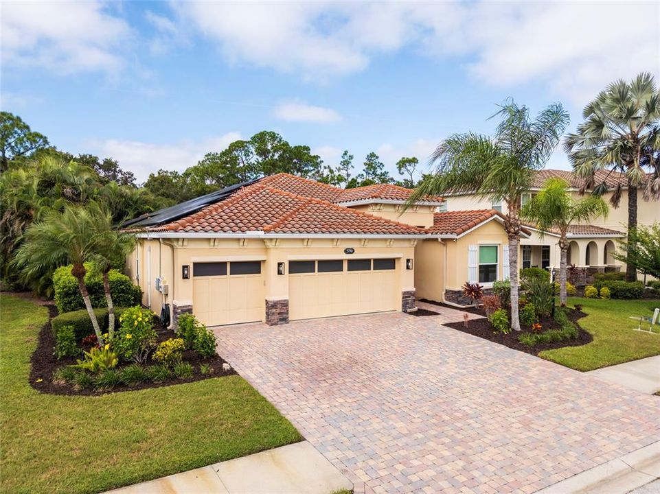 For Sale: $712,900 (4 beds, 3 baths, 2551 Square Feet)