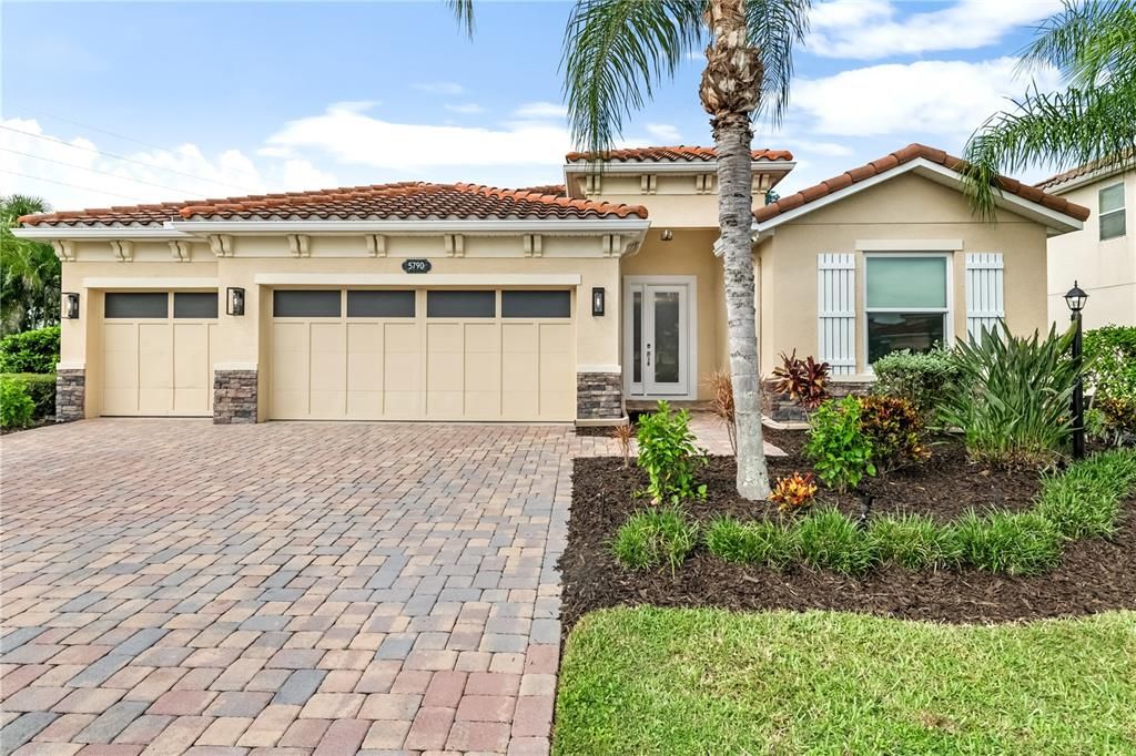 For Sale: $712,900 (4 beds, 3 baths, 2551 Square Feet)