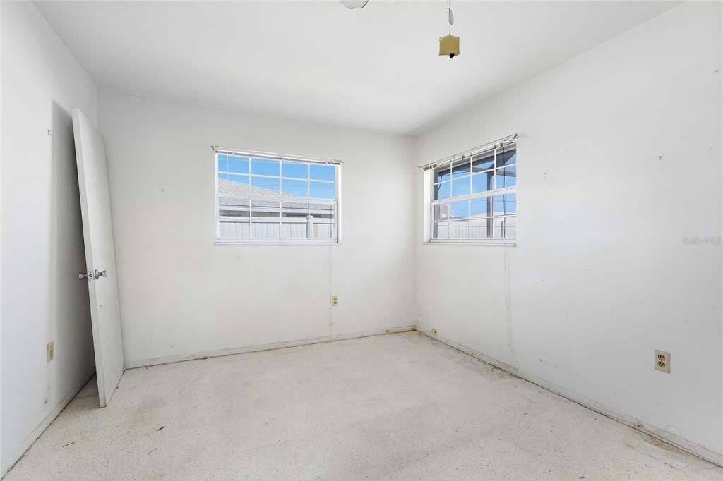 For Sale: $169,900 (2 beds, 1 baths, 986 Square Feet)