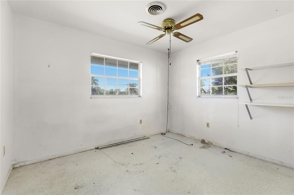 For Sale: $169,900 (2 beds, 1 baths, 986 Square Feet)