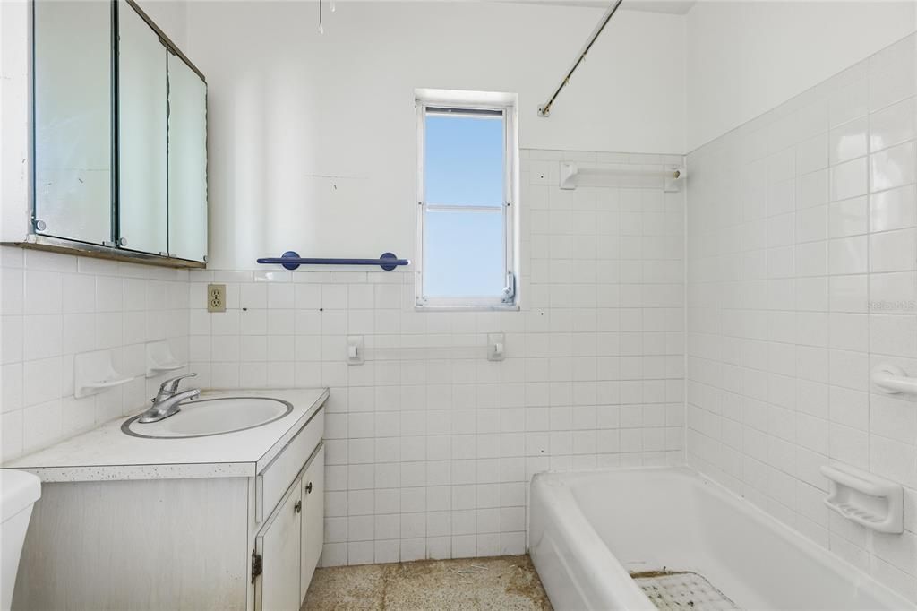 For Sale: $169,900 (2 beds, 1 baths, 986 Square Feet)